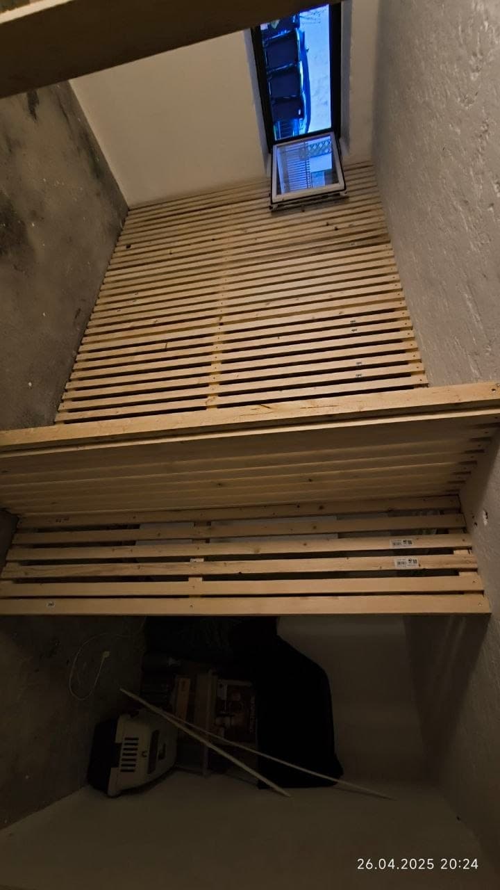 Kellertrennwand-Konstruktion aus Holzlatten